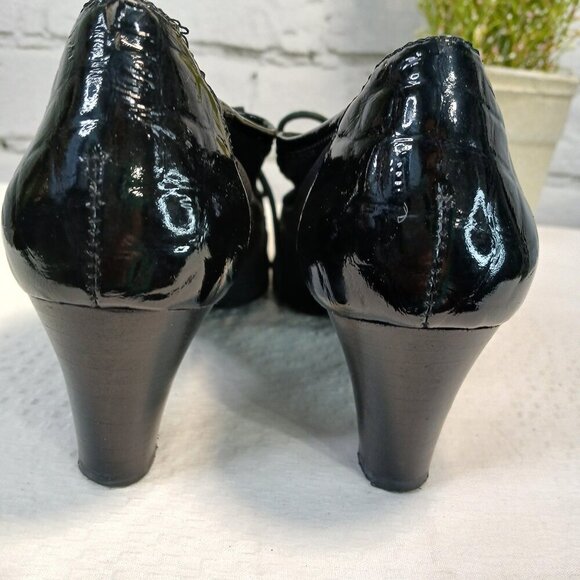 VANELI SHOES, BLACK REPTILE PATTERN LEATHER AND STRETCH FABRIC LACE UP SIZE 6M - Picture 2 of 8